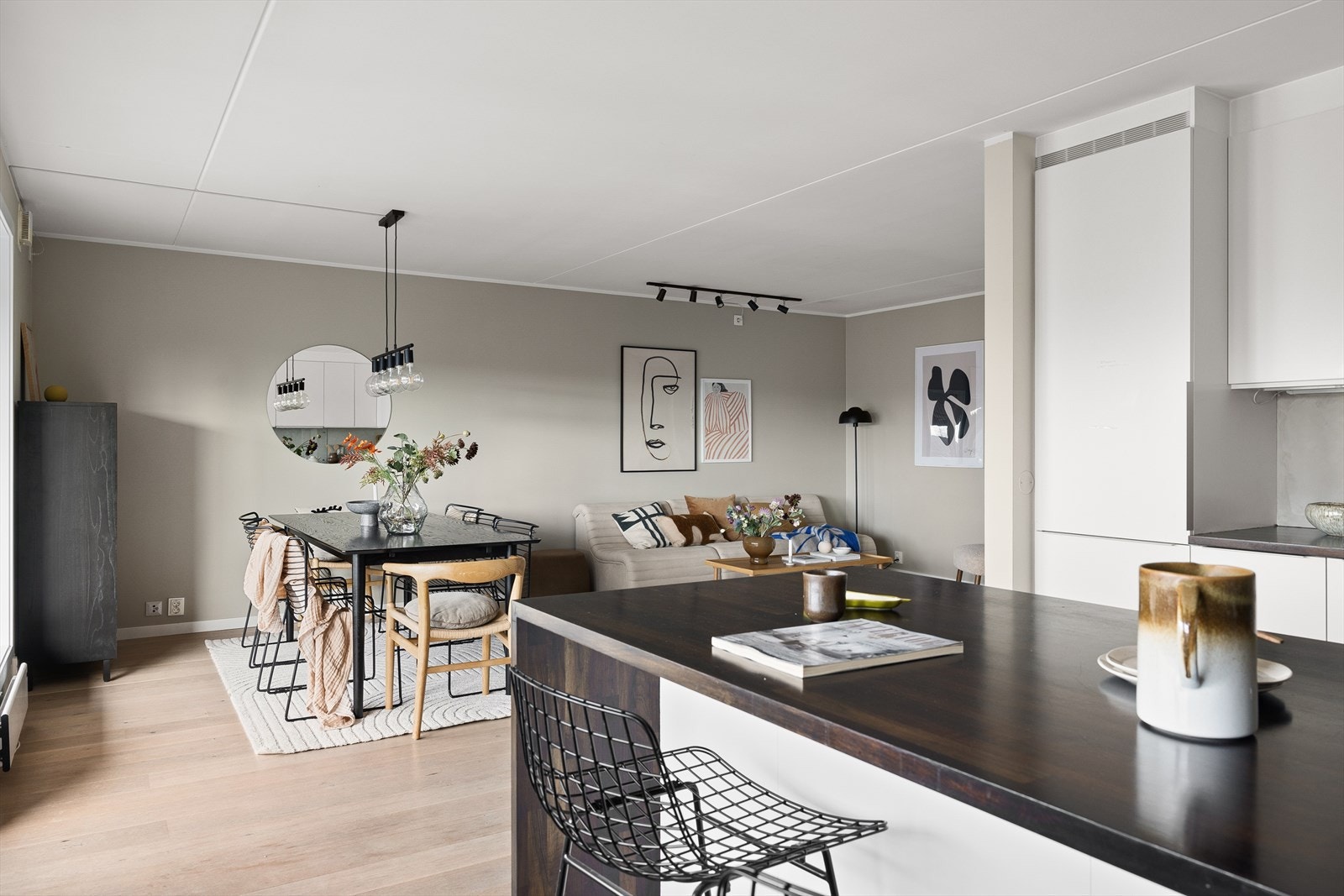 Kjøkkenets farger spiller også godt mot resten av leiligheten. Benkeplaten på kjøkken ble overflatebehandlet og malt høsten 2021. Galleribilde