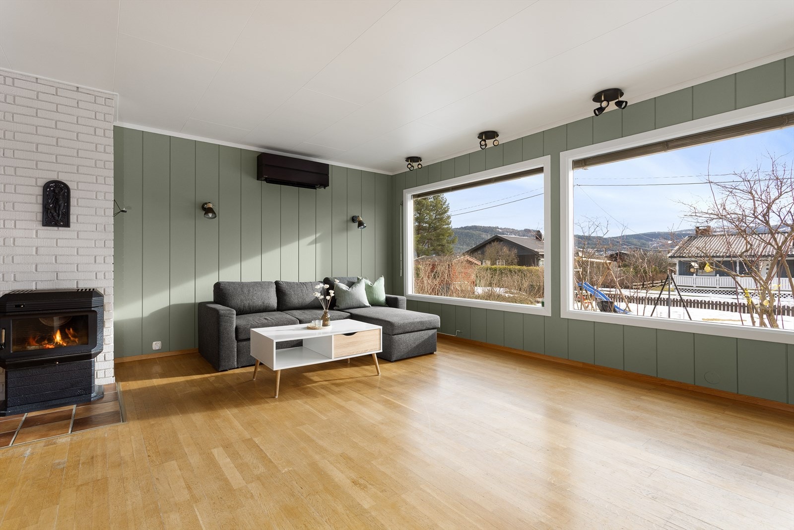 Stuen har god plass til både sofagruppe og spisegruppe, noe som gjør den ideell for både avslapning og sosiale sammenkomster. Galleribilde