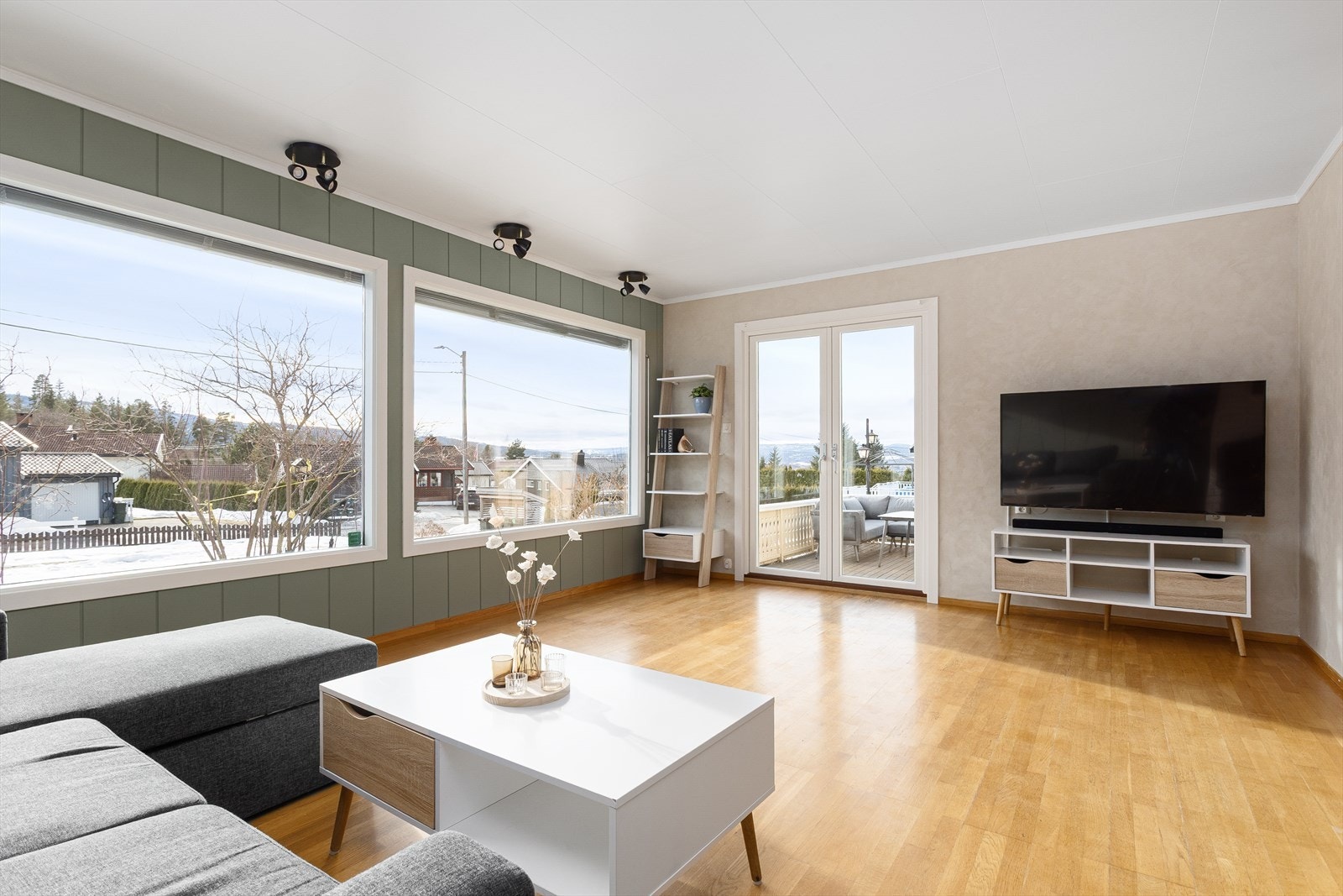 Lys stue med utgang til terrasse Galleribilde