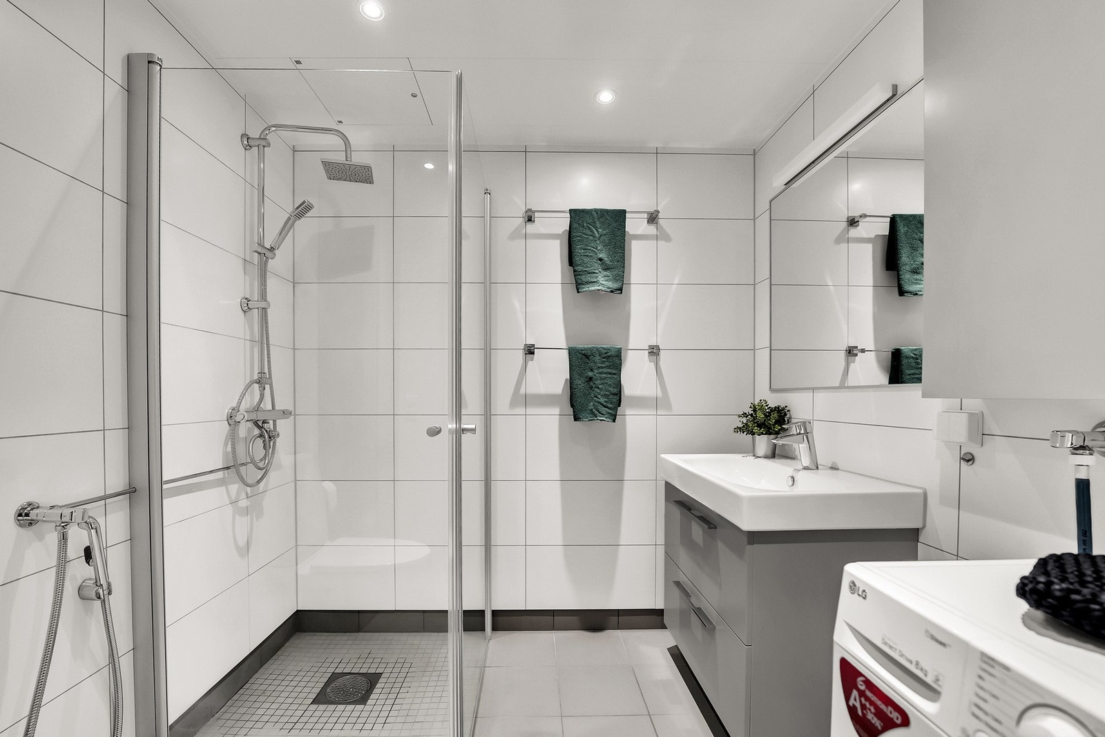 Meget pent bad fra byggeåret 2018 med hvite, matte fliser på vegg og grå gulvfliser. Galleribilde