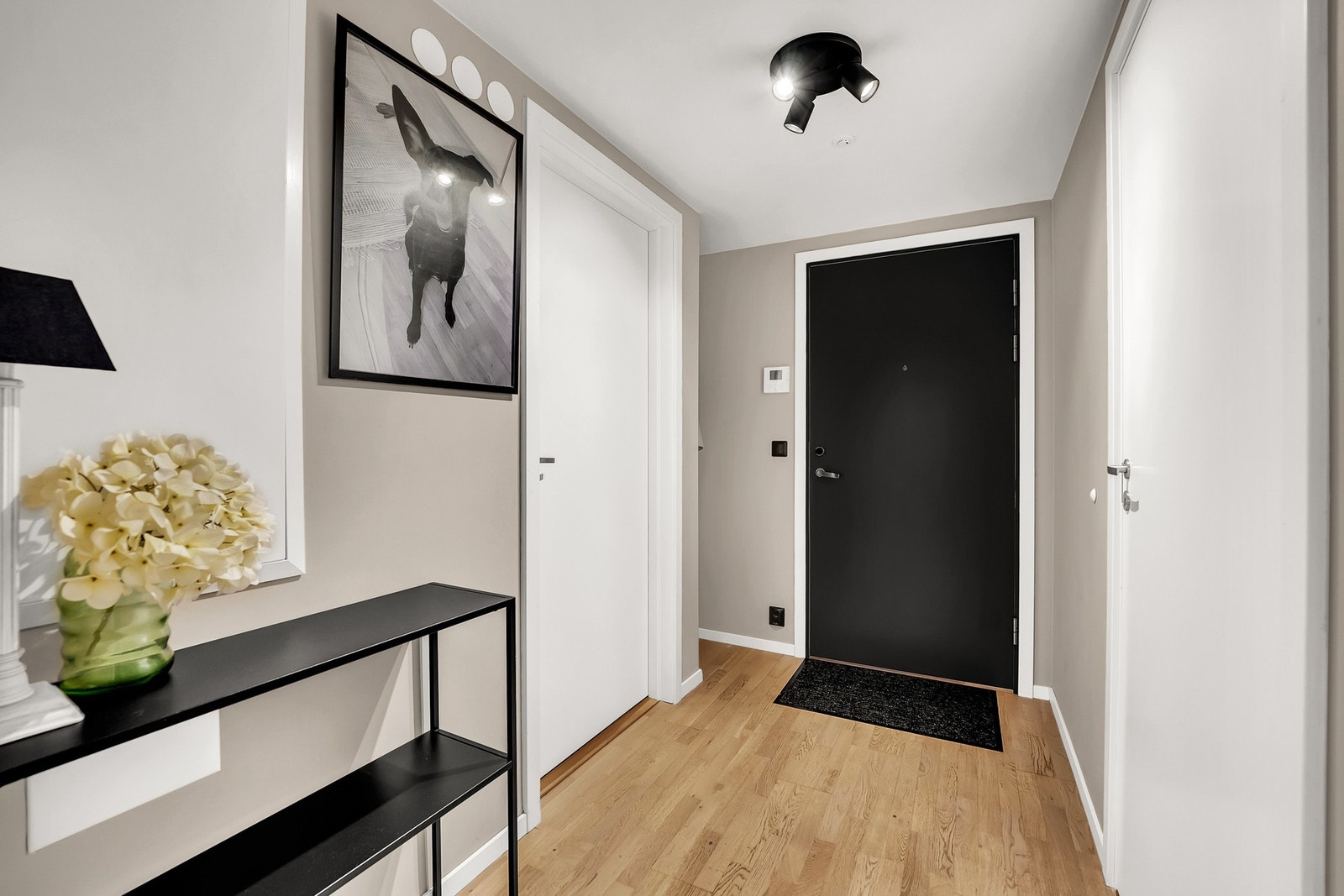 Porttelefon med kamera og 3- stavs hvitvasket parkett på gulv. Galleribilde