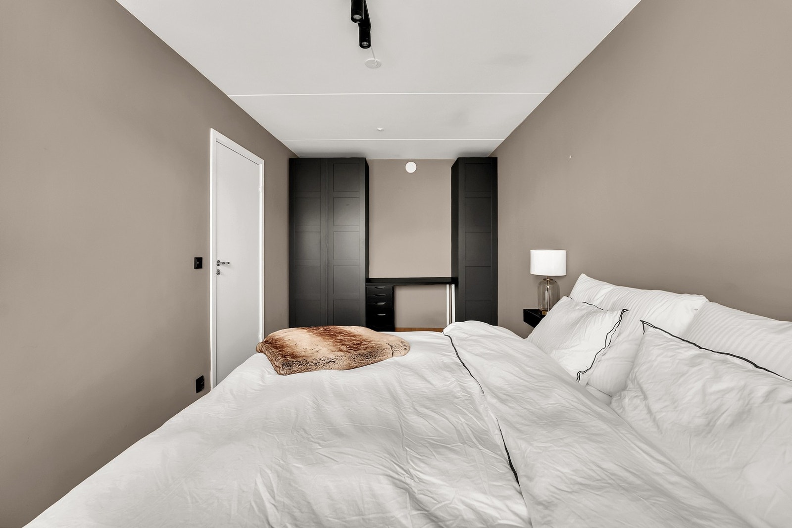 Rommet har garderobeskap med praktisk skrivebord i mellom skapene og plass til nattbord på hver side av dobbeltseng. Galleribilde