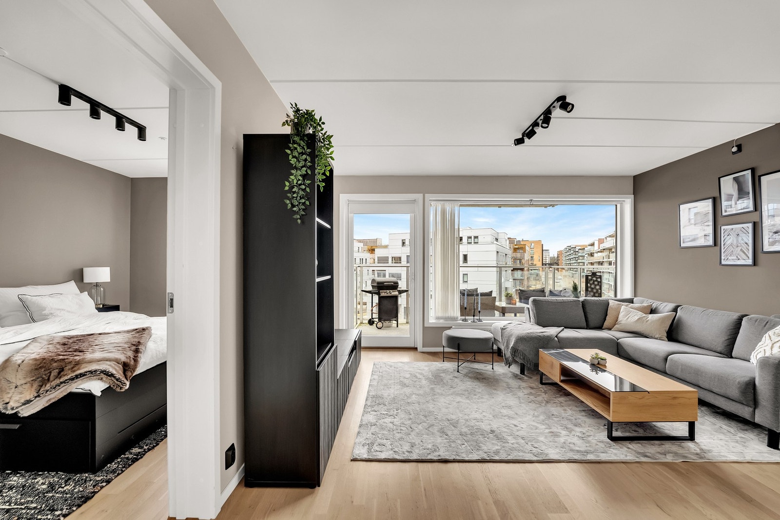 God plass i stue til sofagruppe med tilhørende møblement. Galleribilde