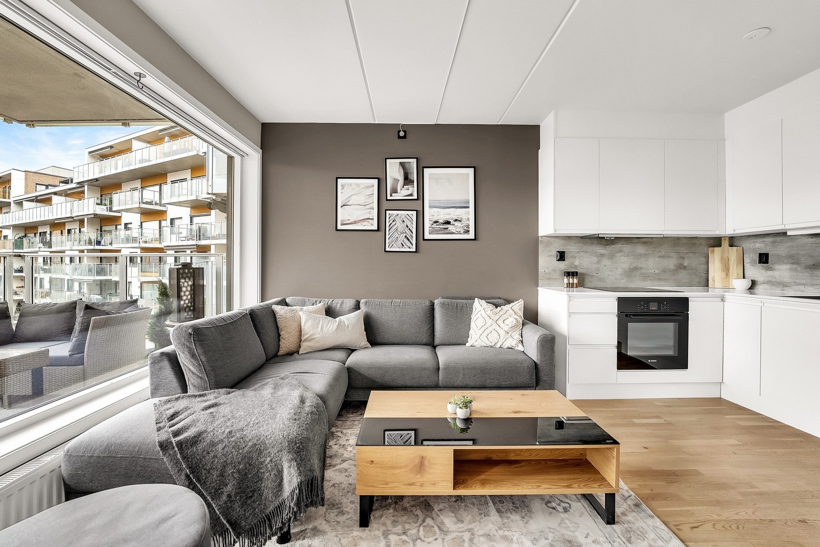 Ved siden av balkongdøren er det et stort vindu som gir nydelig lys inn i rommet. Galleribilde