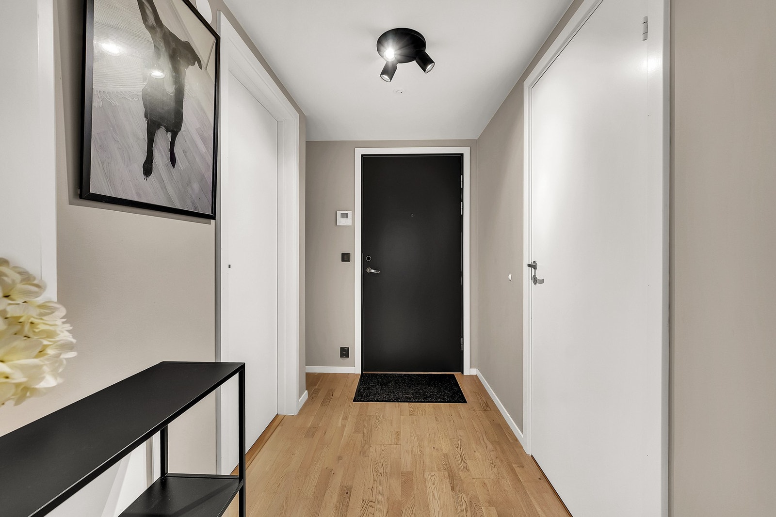 Lys og praktisk entré god plass til oppbevaring. Galleribilde