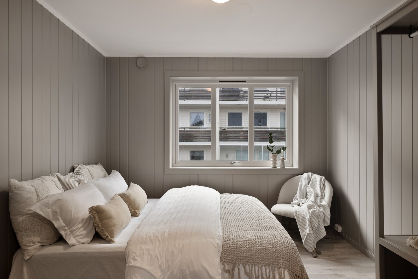 Plass til en romslig seng og diverse møblement på soverommet. Galleribilde