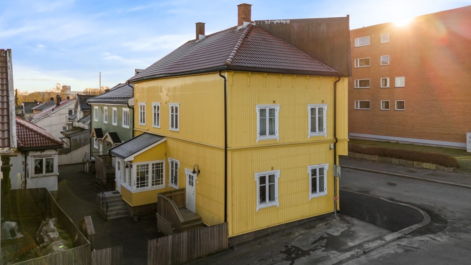 Herfra er det gangavstand til barnehager, barneskole, ungdomsskole,
offentlige kontorer, idrettsanlegg og alt av butikker sentrum har å tilby. Galleribilde