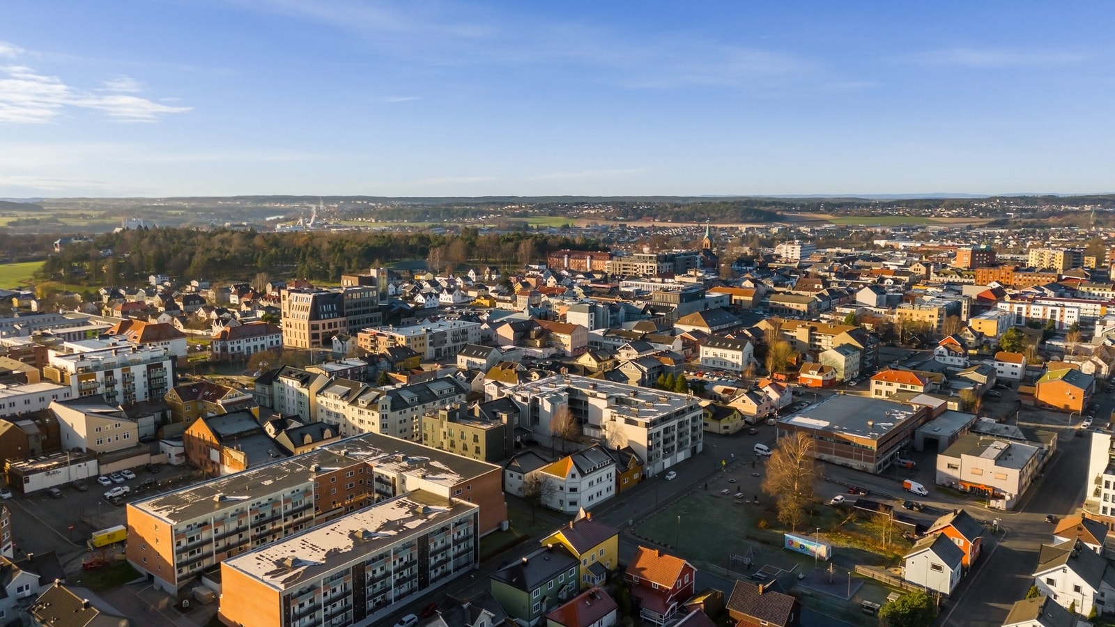 Det er gangavstand til tog- og busstasjon. Galleribilde