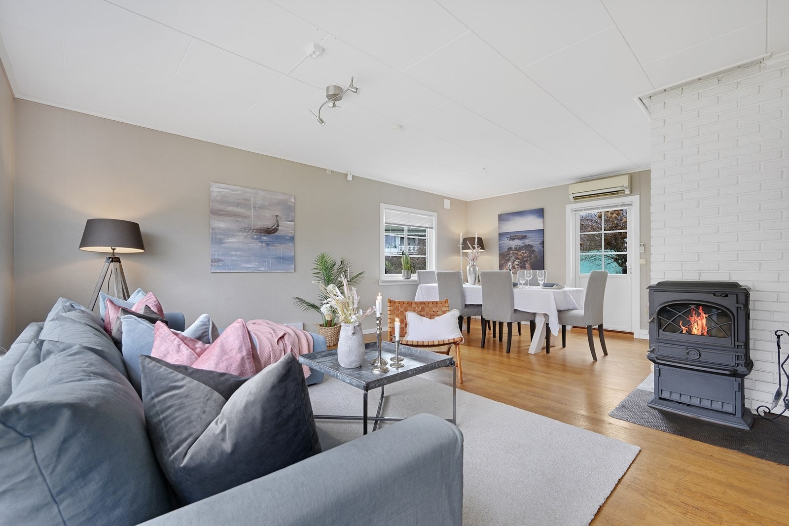 Stue med plass til både spisegruppe og salong Galleribilde