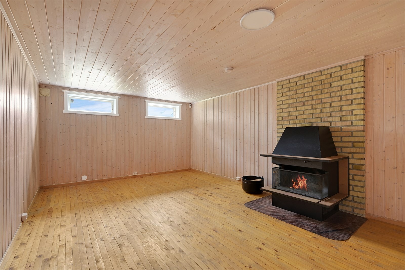 Kjellerstue - ikke søkt godkjent til oppholdsrom. Opprinnelig hobbyrom. Galleribilde