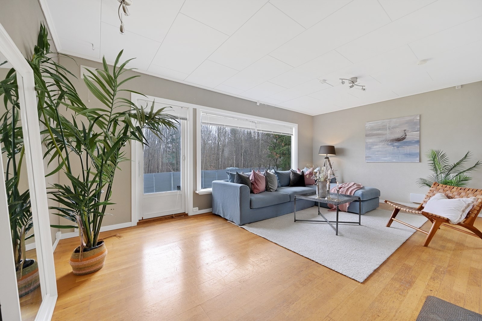 Stue med utgang til hage Galleribilde