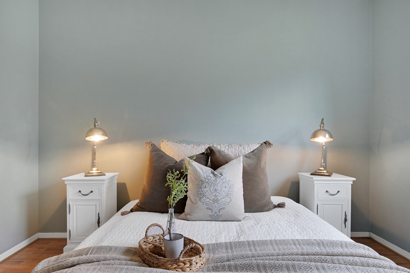 Soverom med god plass til dobbeltseng Galleribilde