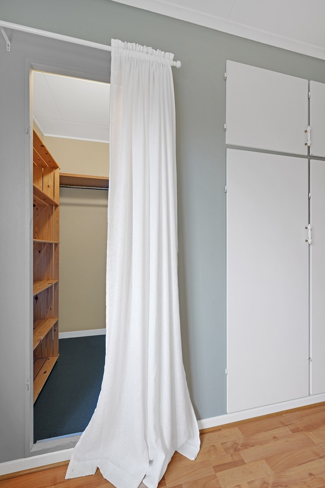 Kles garderobe Galleribilde