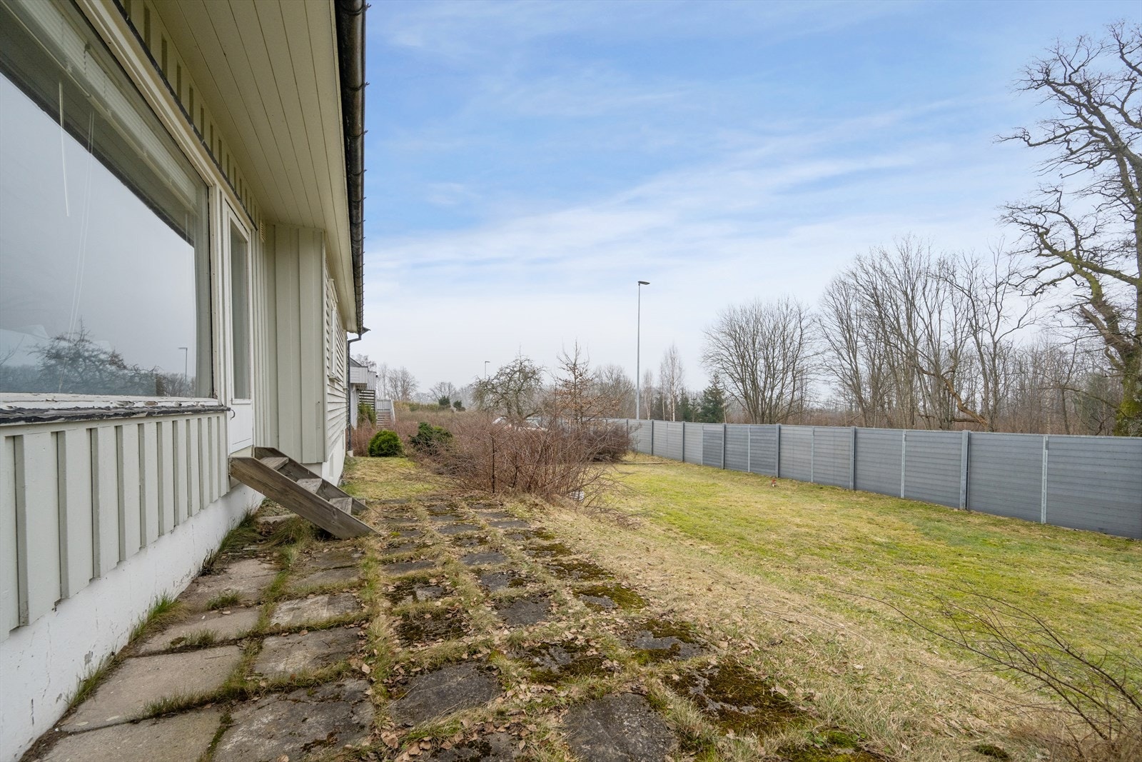 Uteplass med direkte adkomst til hagen. Utgang fra stue Galleribilde