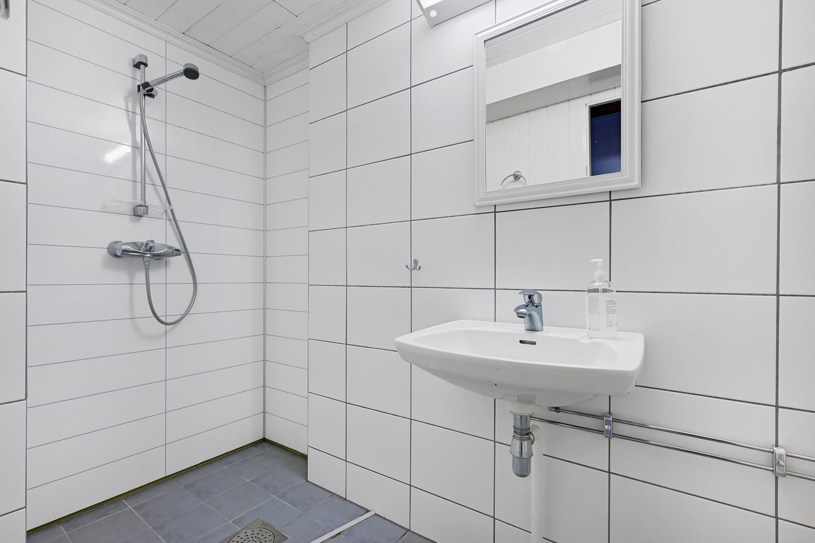 Bad i kjeller med dusjnisje - ikke søkt godkjent til bad. Opprinnelig tørkerom. Galleribilde