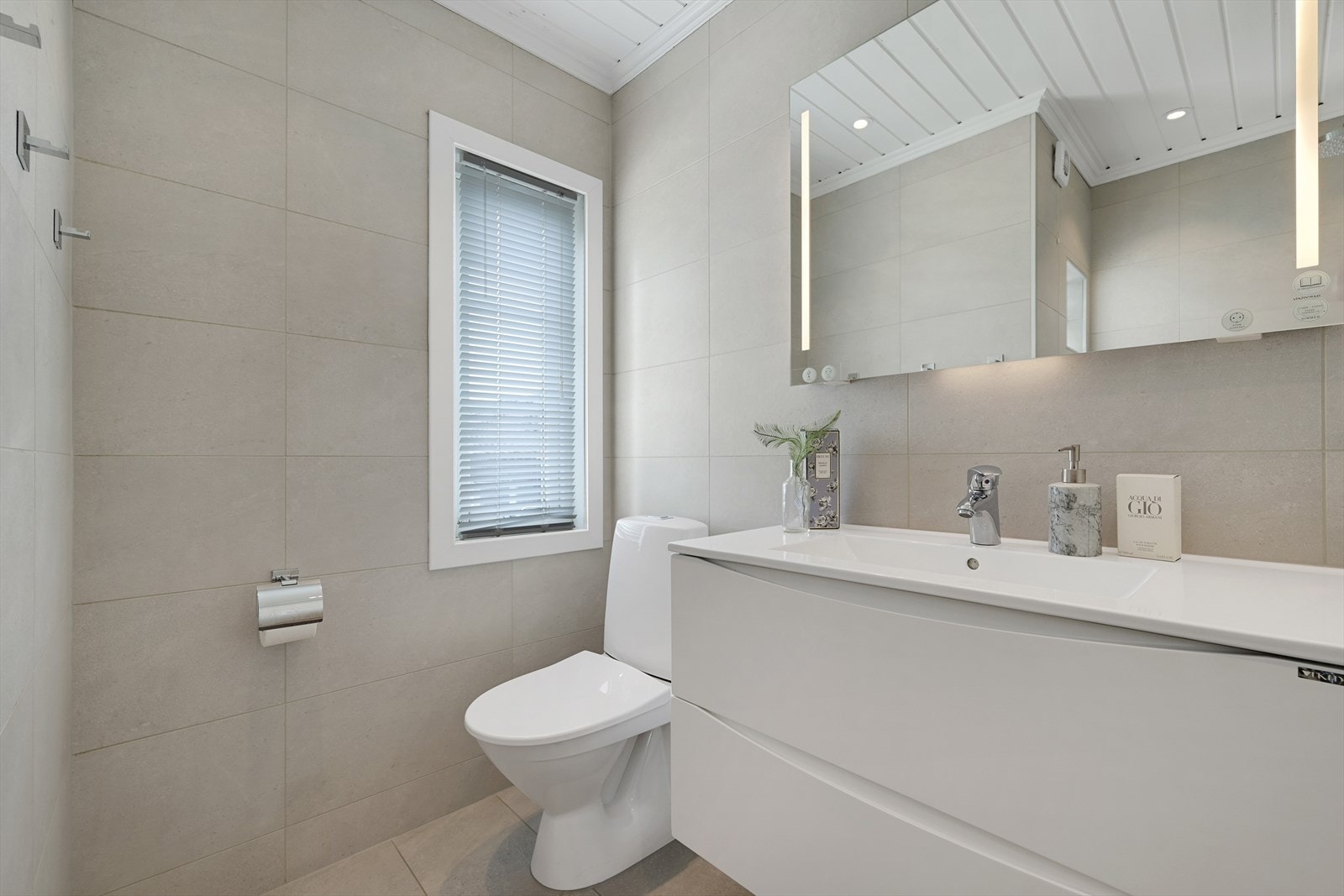 Moderne innredet bad med lys innfelt i speil Galleribilde