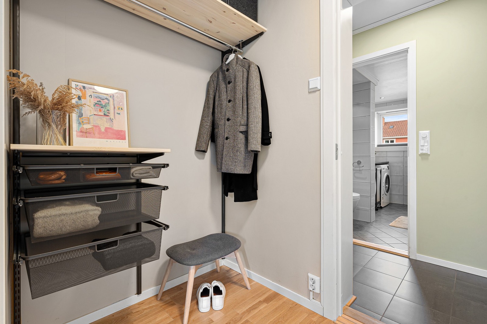 Gang/garderobe på ca. 2,9kvm med plass til å henge fra seg klær og sko. Galleribilde