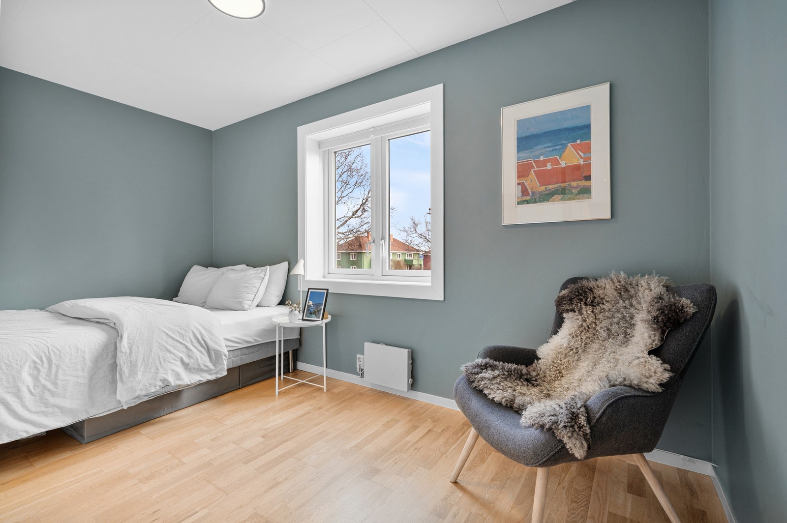 Soverom 2 på ca. 8,6kvm med god plass til ønskelig møblement. Galleribilde