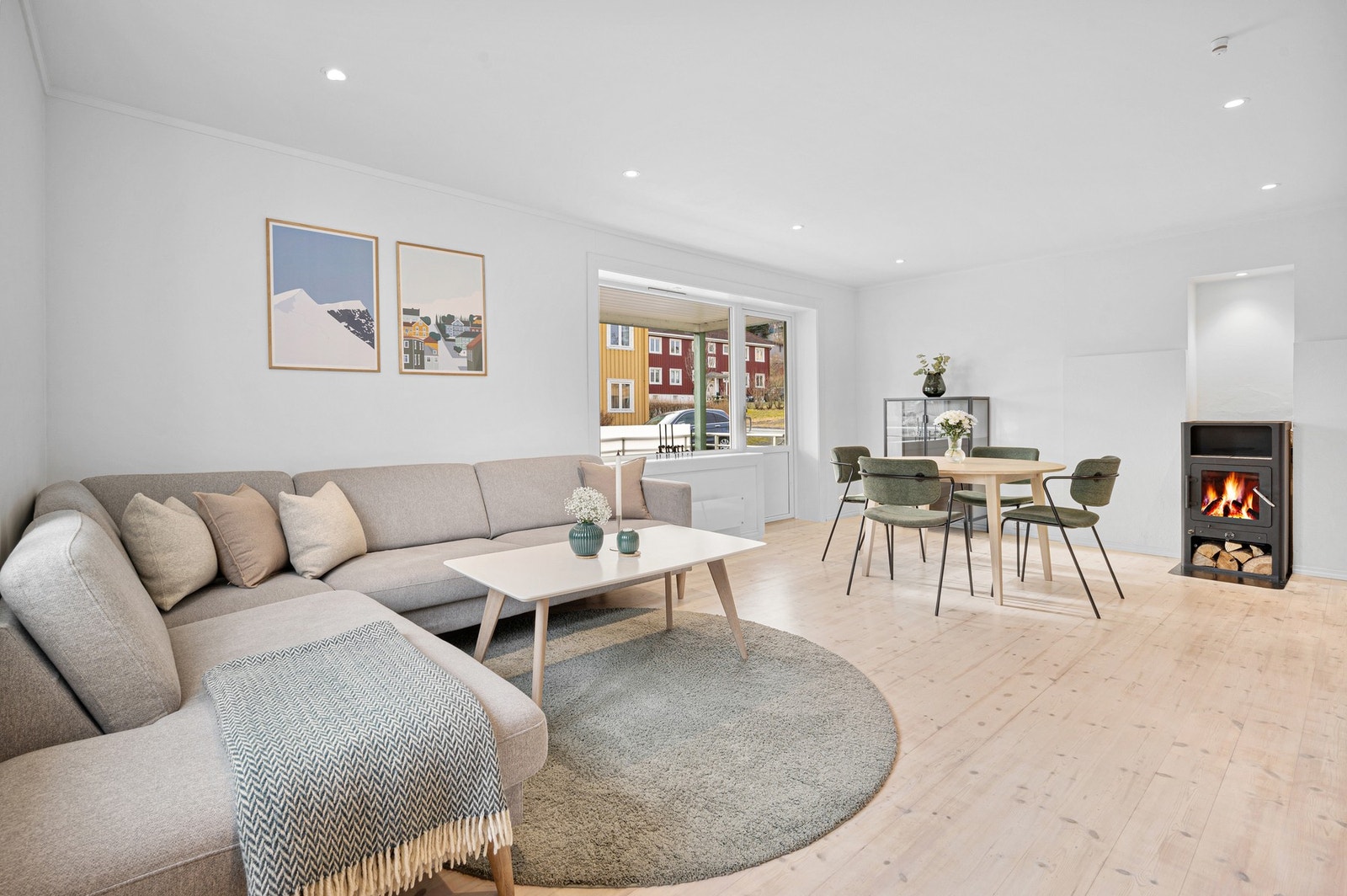 Leiligheten er lys og fin. Rikelig med naturlig lys kommer inn gjennom de store vindusflatene. Galleribilde