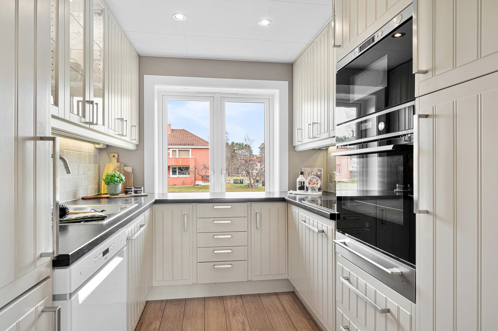 Kjøkken med godt med skap- og benkeplass. Integrerte hvitevarer som kjøl/fryseskap, platetopp, stekeovn og mikrobølgeovn. Galleribilde