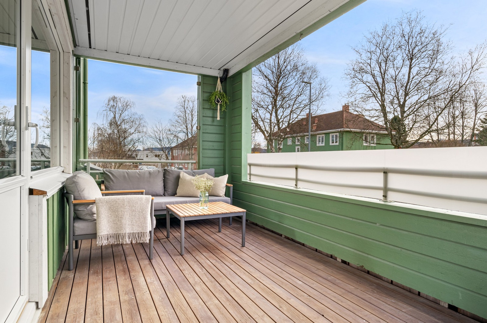 Stor balkong på ca. 10,7kvm med god plass til ønskelig møblement. Her har man gode solforhold fra morgen til kveld. Galleribilde