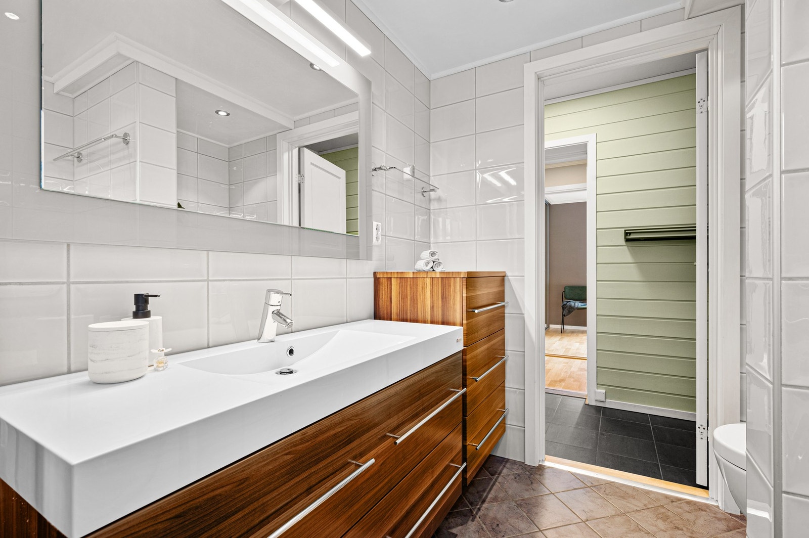 Downlights i himling og varmekabler i gulv. Galleribilde