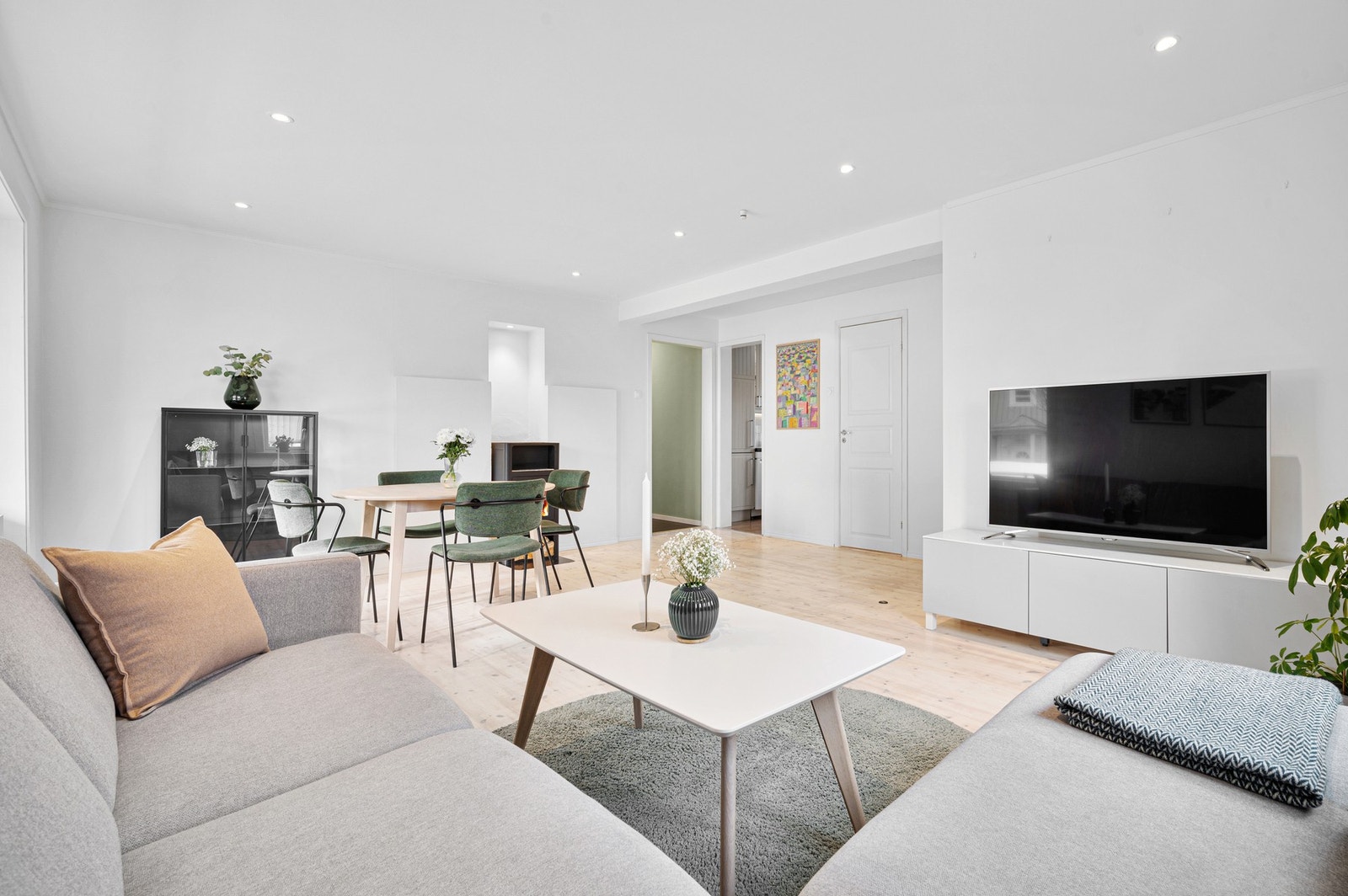 Lys og romslig stue på hele 30kvm med god plass til spisebord og sofagruppe. Galleribilde