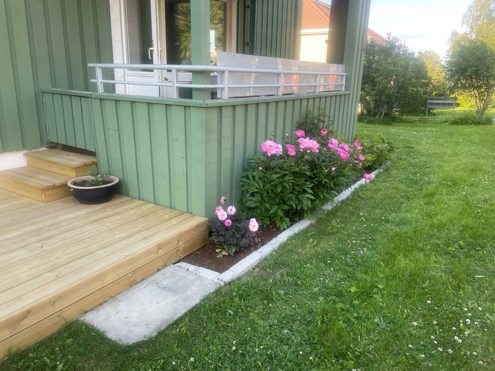 Utenfor har man mulighet til å beplante ved leiligheten på egen hånd. Plenen blir klippet av vaktmester. Bilde tatt av selger. Galleribilde