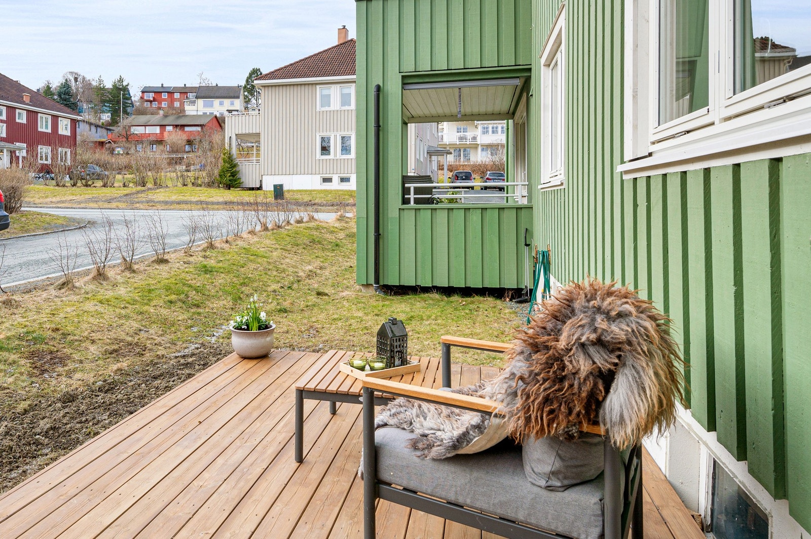 Markterrasse på ca. 9,6kvm med plass til ønskelig møblement. Galleribilde