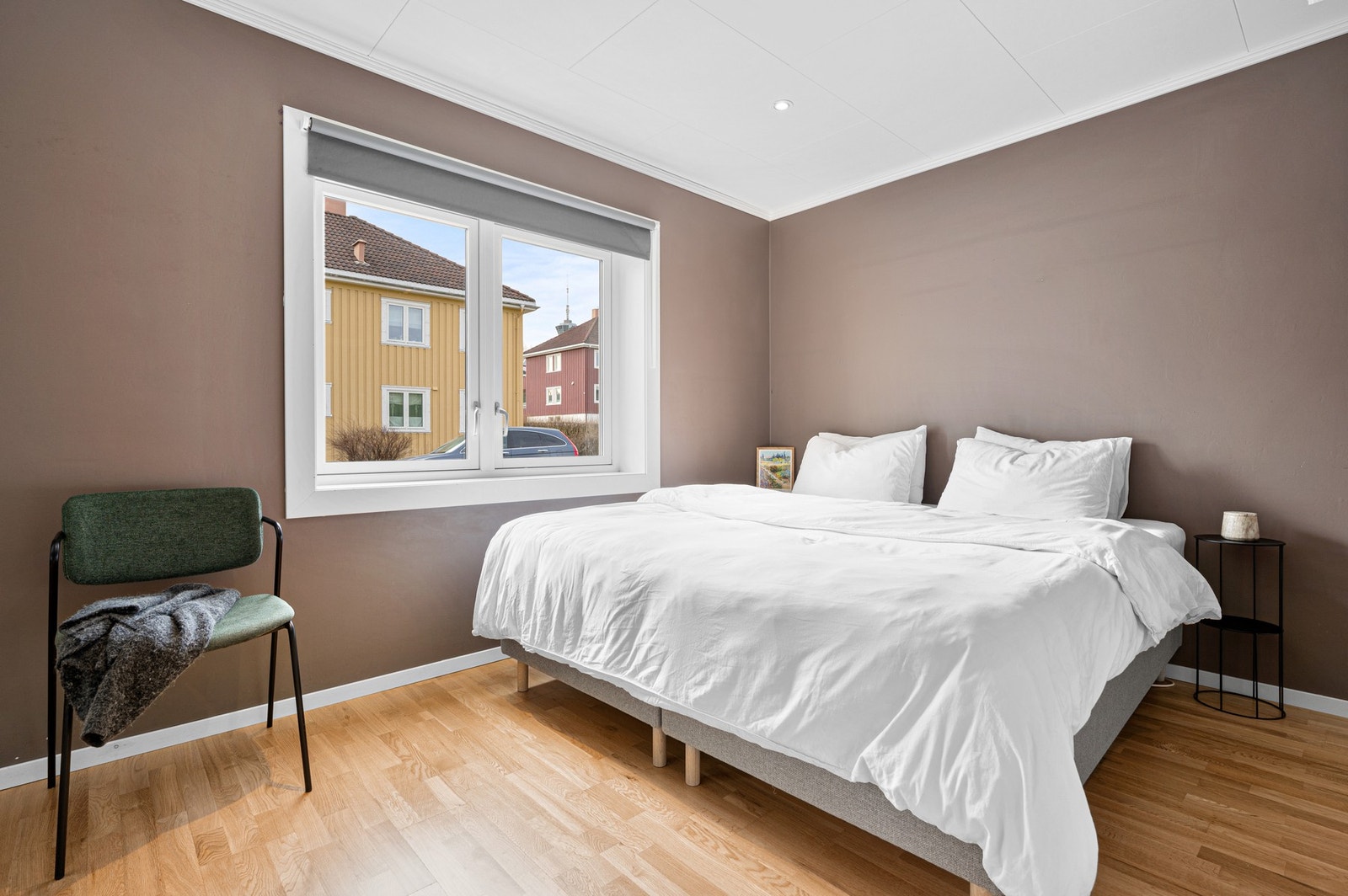 Soverom på ca. 9,3kvm med god plass til dbbeltseng og garderobeskap. Galleribilde