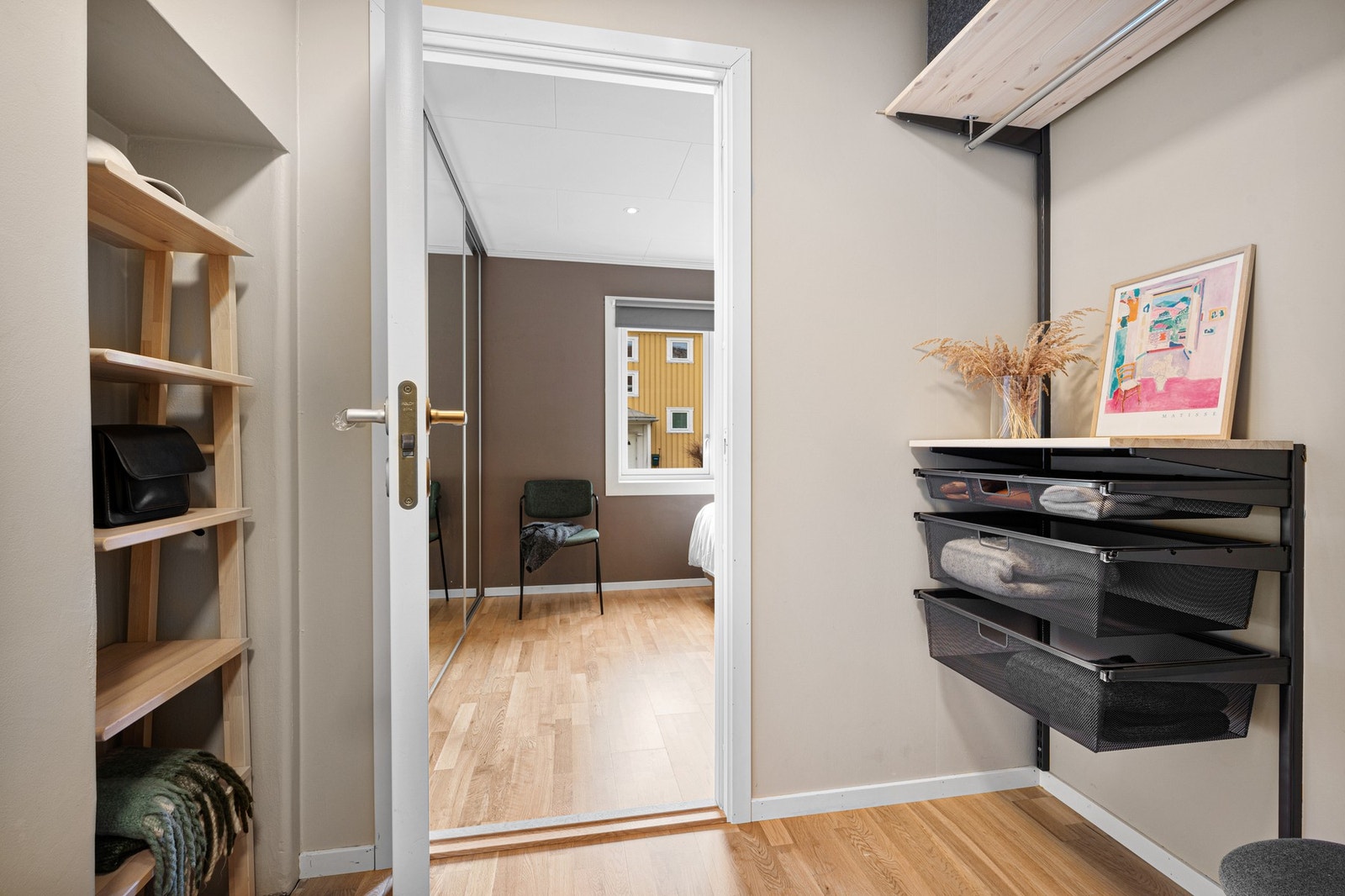 Det må også nevnes at det medfølger 3 store boder i leiligheten på loft og i kjeller. Galleribilde