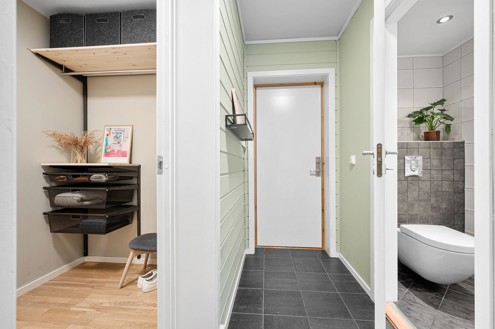 Velkommen inn! Det er etablert en smart løsning for garderobeplass ved entréen til å henge fra seg klær og sko. Galleribilde