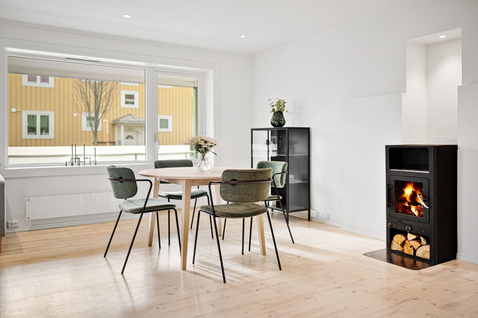 Koselig vedovn på stua. Vinduene pg balkongdører er skiftet i regi borettslaget. Galleribilde