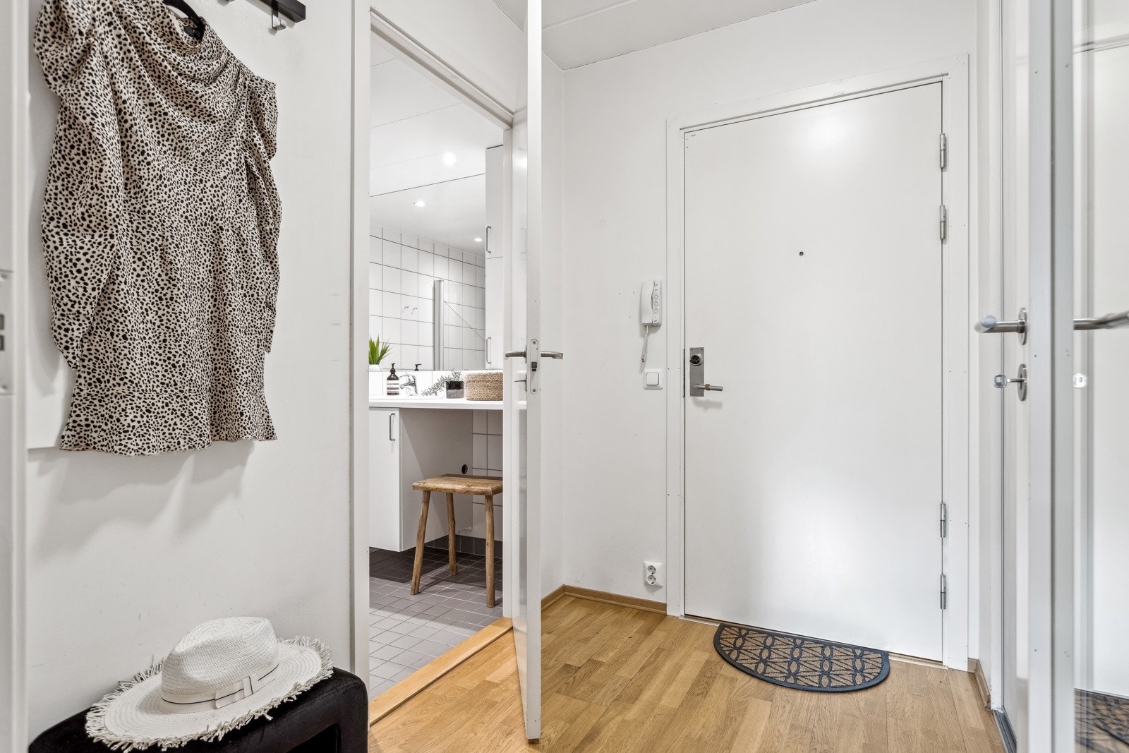 Entré med skyvedørsgarderobe med speilfronter og med god lagringsplass. Dørcalling med åpner. Galleribilde