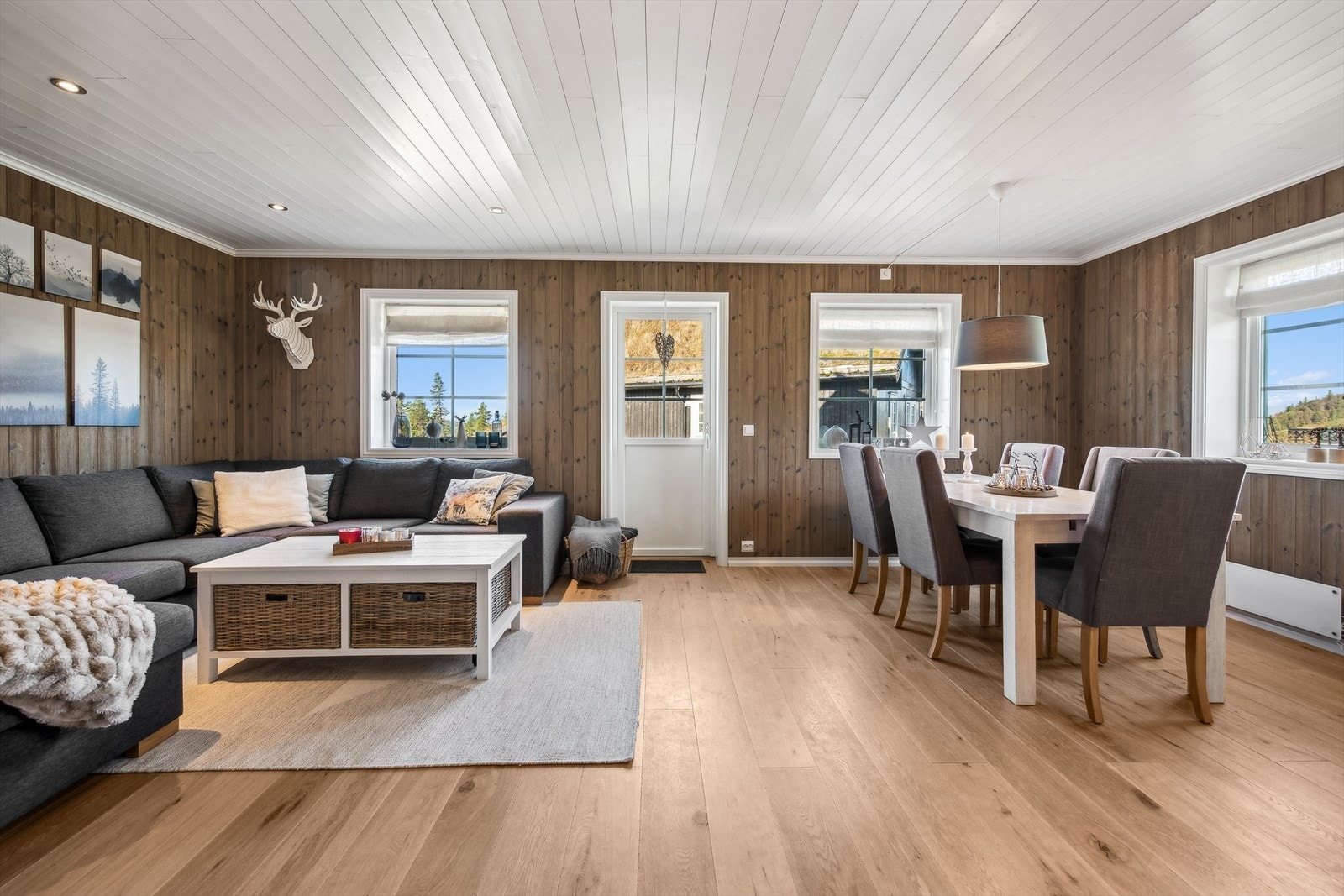 Stuen er perfekt for å samle familie og venner. Vinduer slipper inn rikelig med naturlig lys og byr på en fin utsikt. Med god veggplass har du frihet til å innrede etter eget ønske. Galleribilde