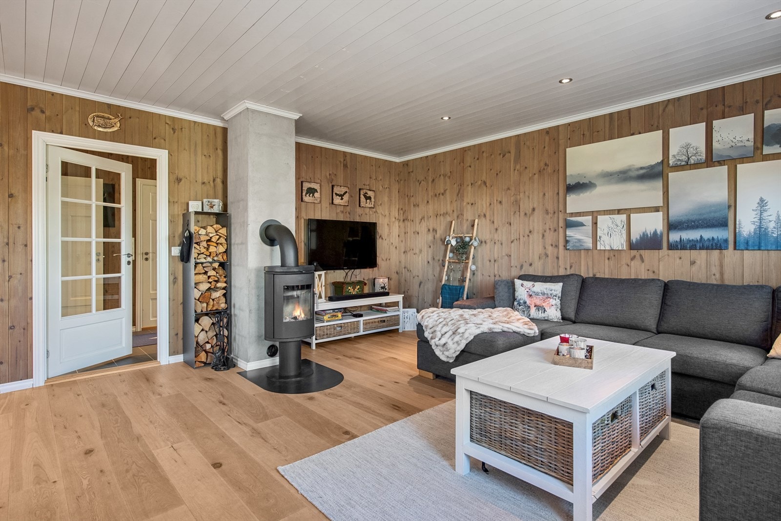 En god peisovn er strategisk plassert for å skape en hyggelig atmosfære og utnytte rommet optimalt. Galleribilde