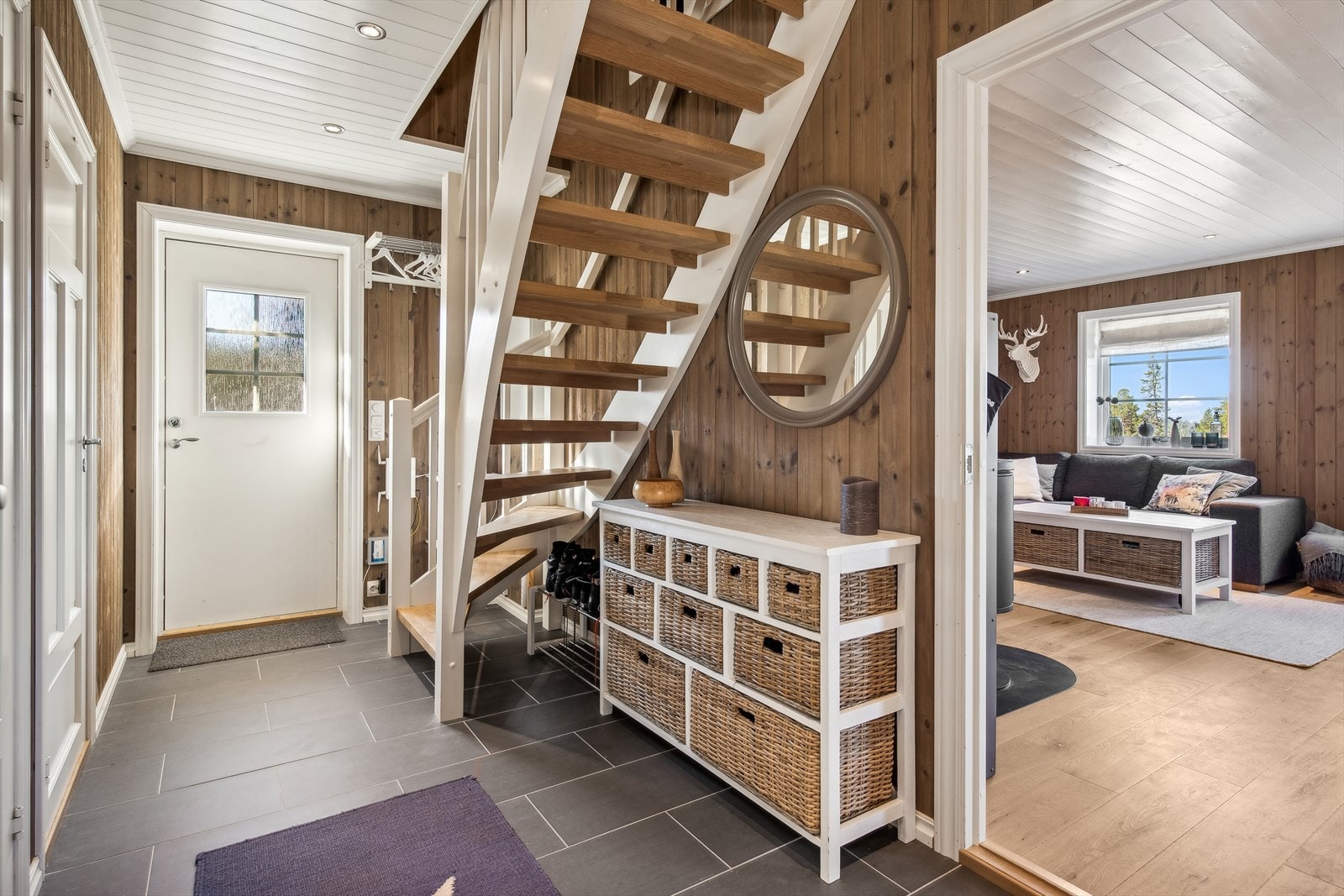 Videre kommer du inn i en romslig og luftig entré som gir god plass til bevegelse. Den velutstyrte gangen gjør det enkelt for både store og små å kle av og på seg komfortabelt. Galleribilde