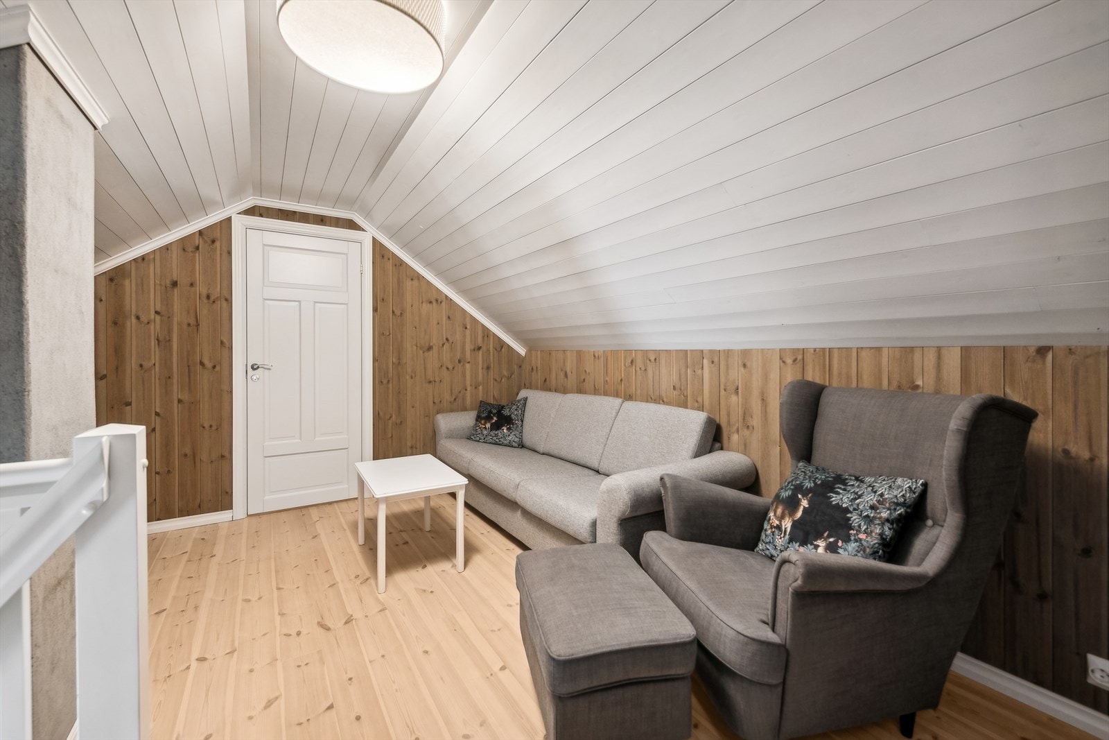 Enten det er gaming eller en fotballkamp, byr loftstuen på en avslappet atmosfære for familietid og moro. Galleribilde