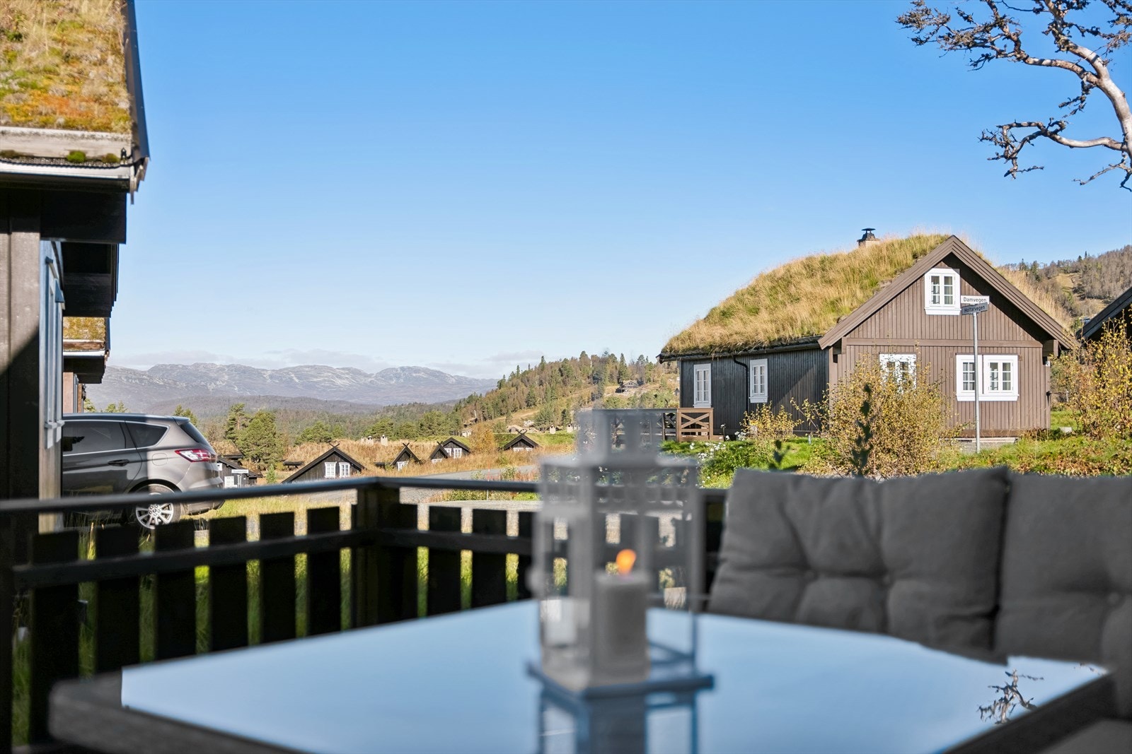 Velkommen til Bevervegen 1. Her skuer du over den sørlige og vestlige fjellkjeden. Hytta har en vest- og sørvendt terrasse hvor du kan nyte solen. Galleribilde