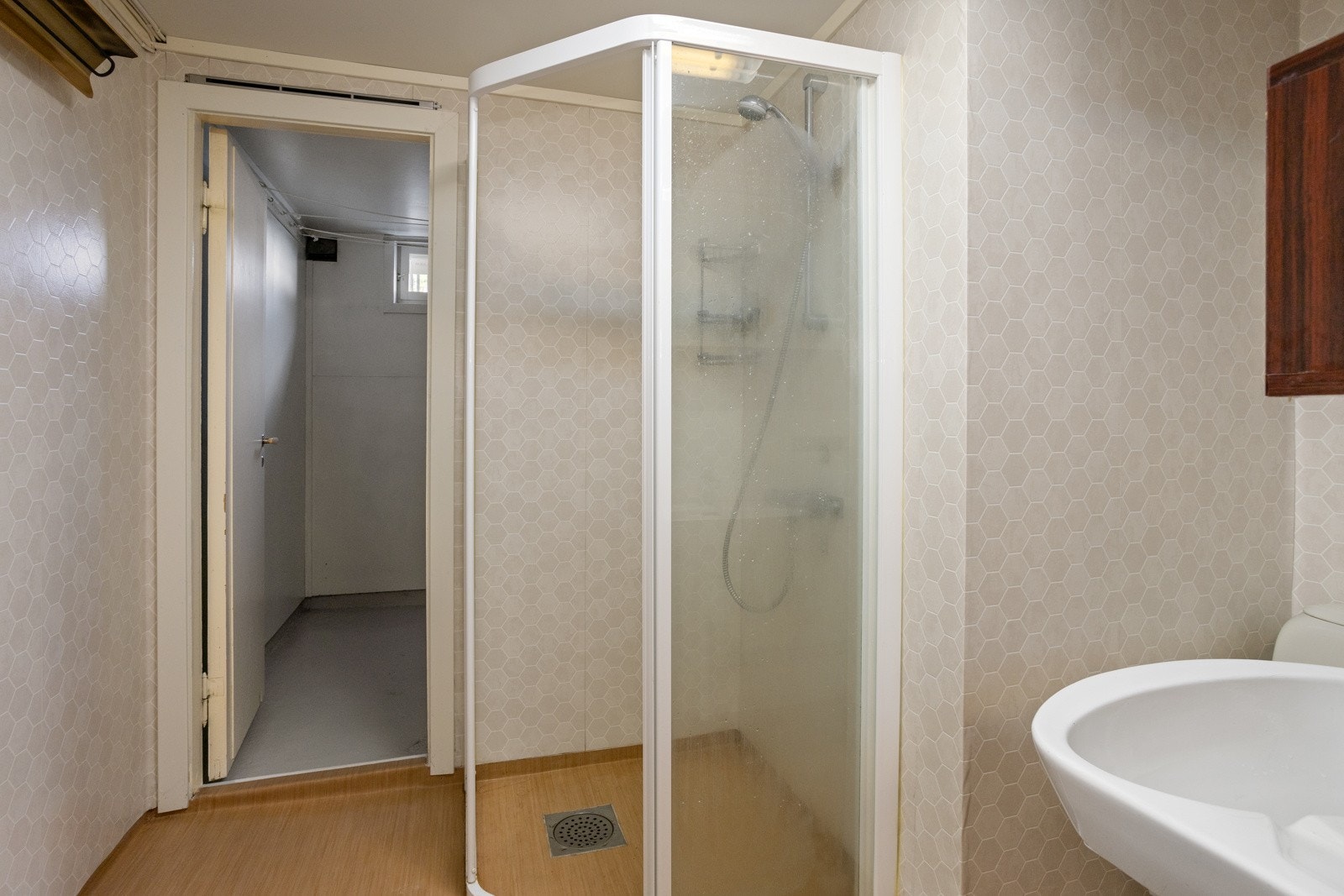 Dusjrom med tilgang til vaskerom i underetasjen. Galleribilde