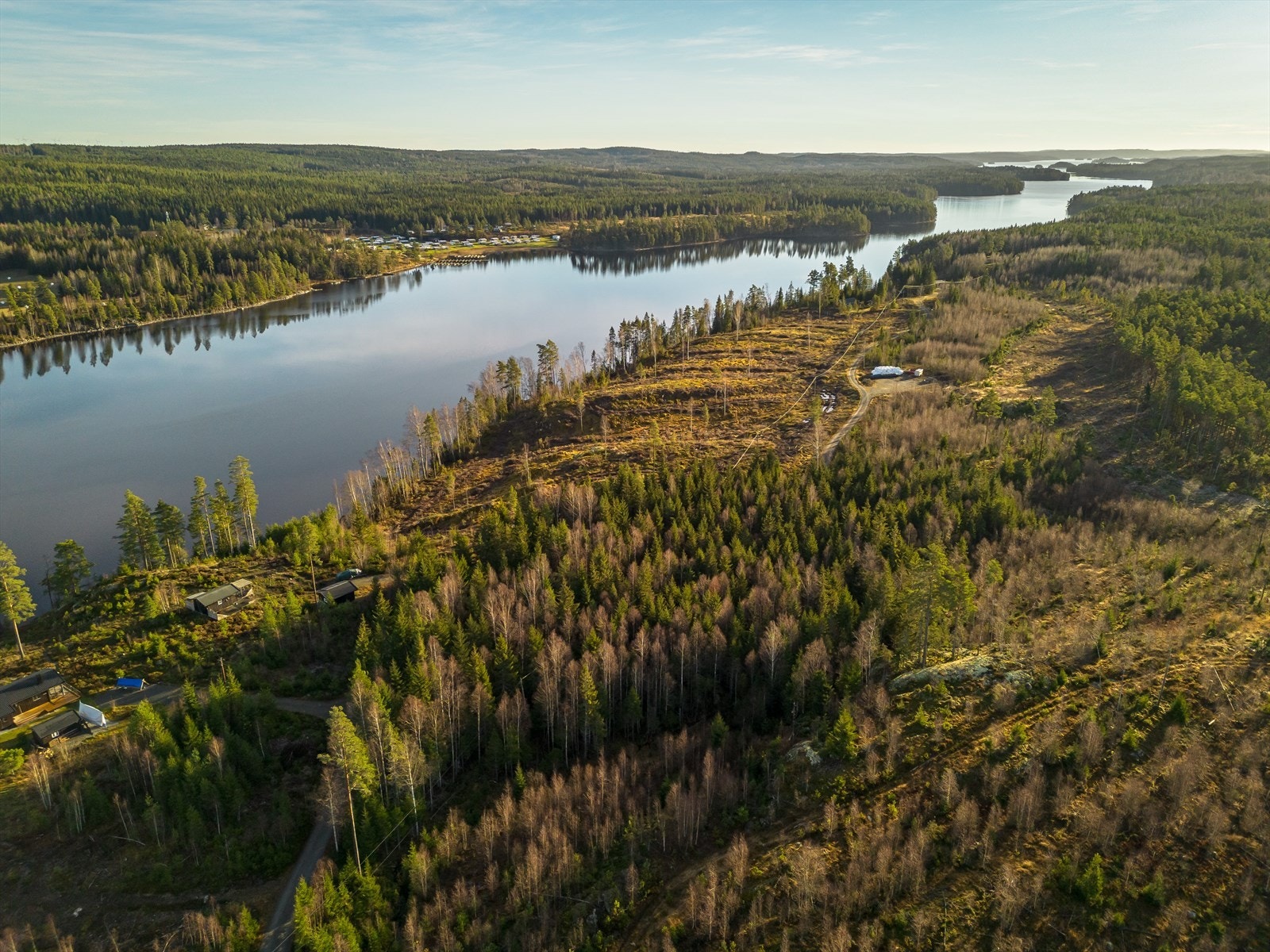 Den naturskjønne beliggenheten gir både ro og nærhet til naturen, samtidig som du har kort avstand til nødvendige fasiliteter. Galleribilde