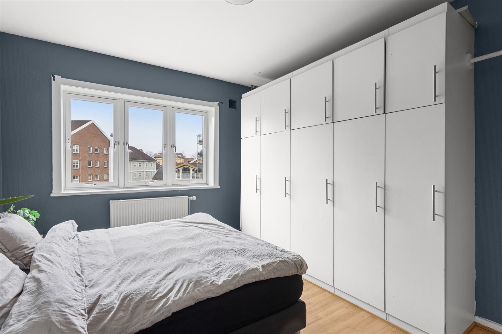 Her får du et romslig soverom med gode oppbevaringmuligheter Galleribilde