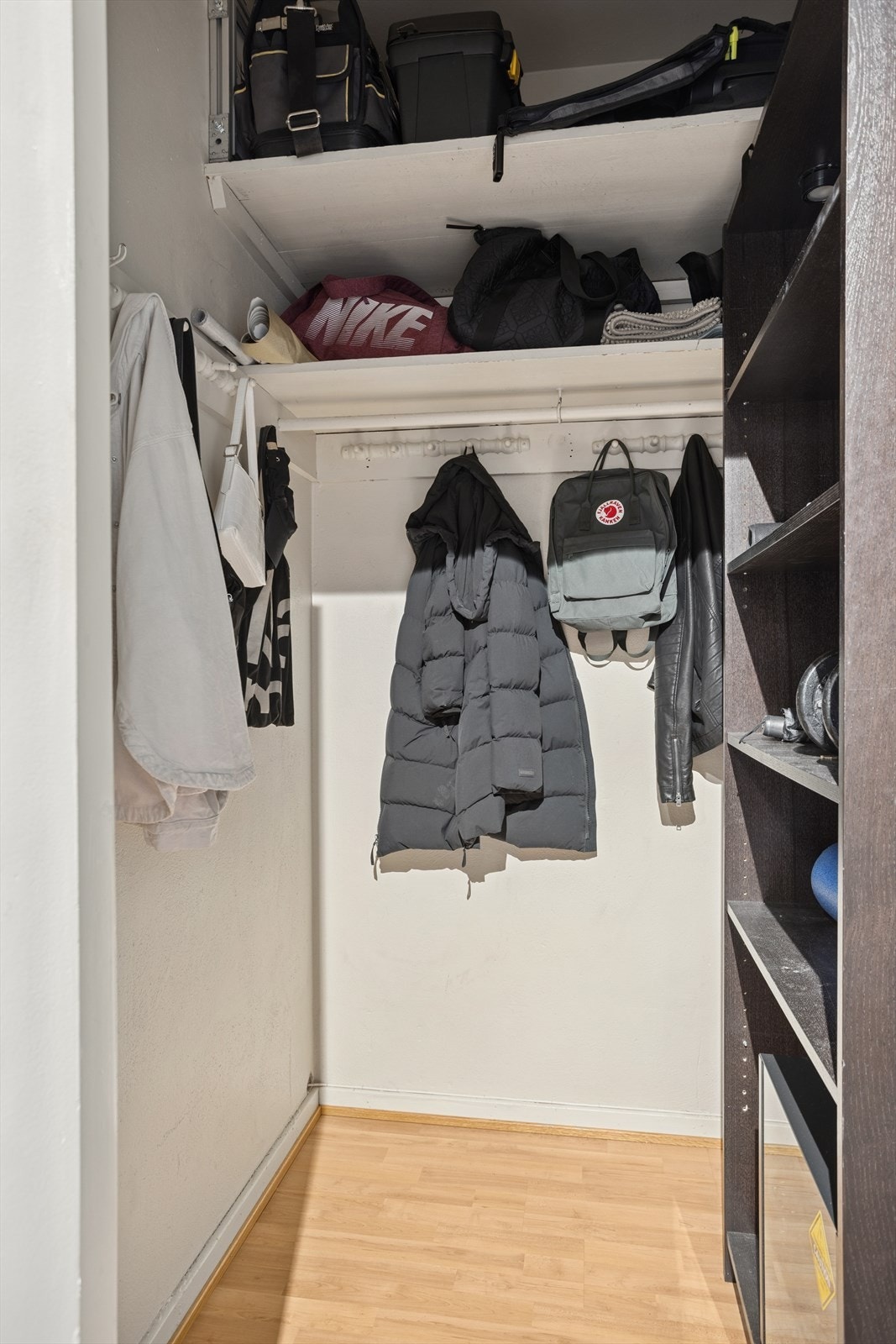 Her har du gode oppbevaringmuligheter, med praktisk plassering i boligens entré. Galleribilde