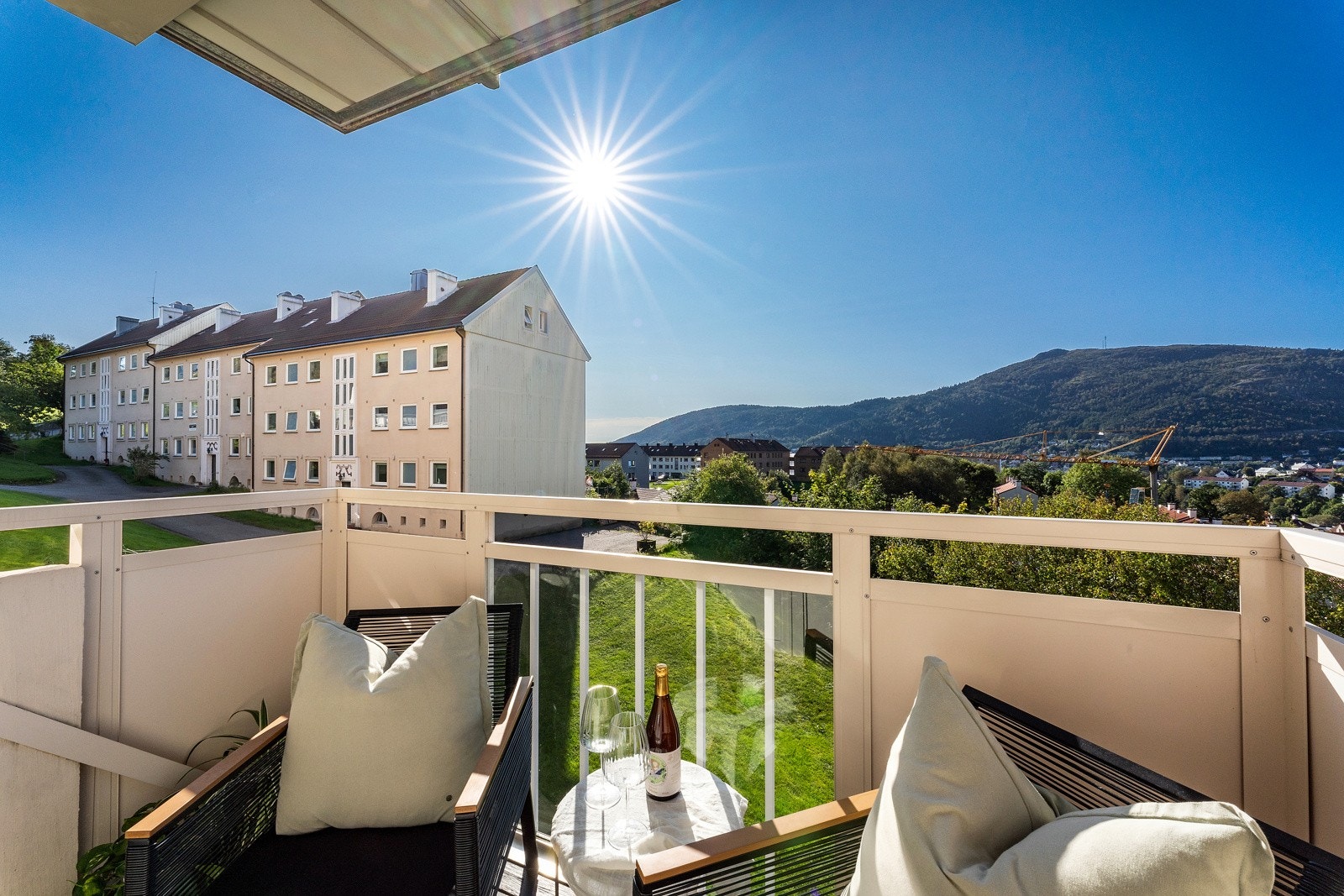 Her ligger man vestvendt til med nydelige solforhold fra ca. kl. 13 til solen går ned på sommerstid. Galleribilde