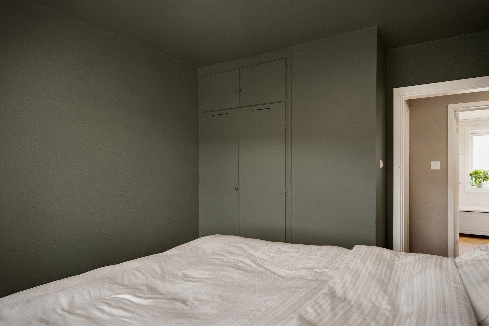 Rommet har praktisk garderobeløsning og fikk i likhet med stue og gang nytt gulv i 2022. Galleribilde