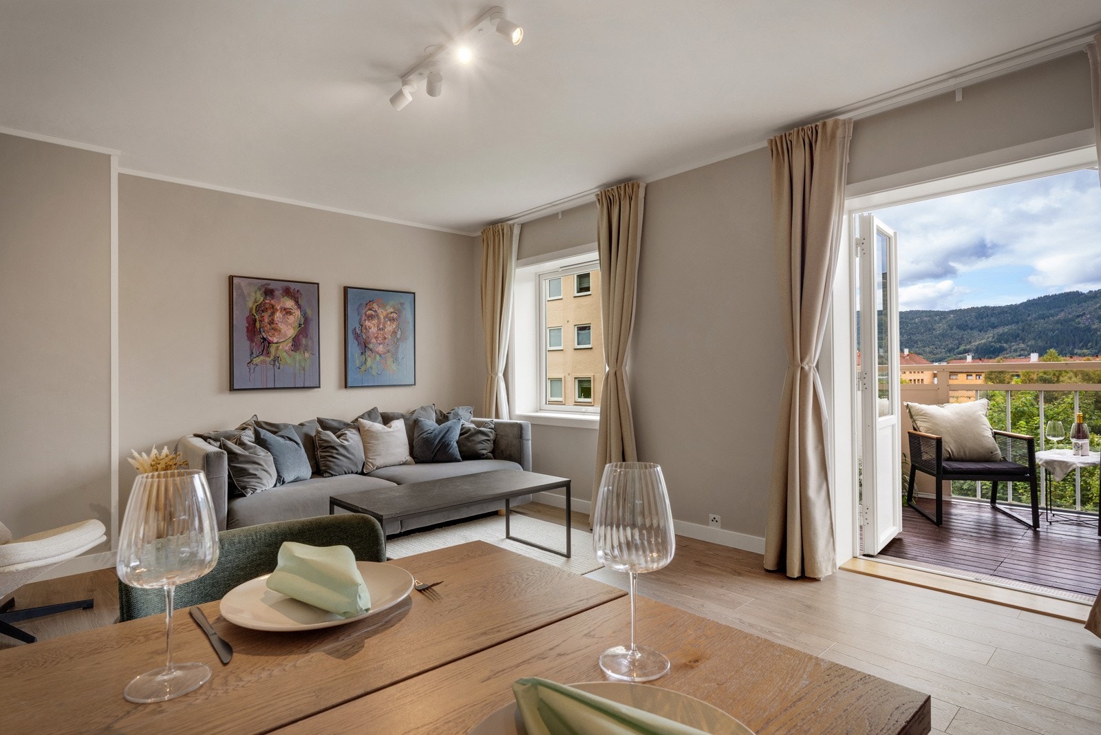 Lekker 3-roms leilighet med god standard med moderne kvaliteter. Leiligheten har fått flere betydelige oppgraderinger de siste årene. Galleribilde