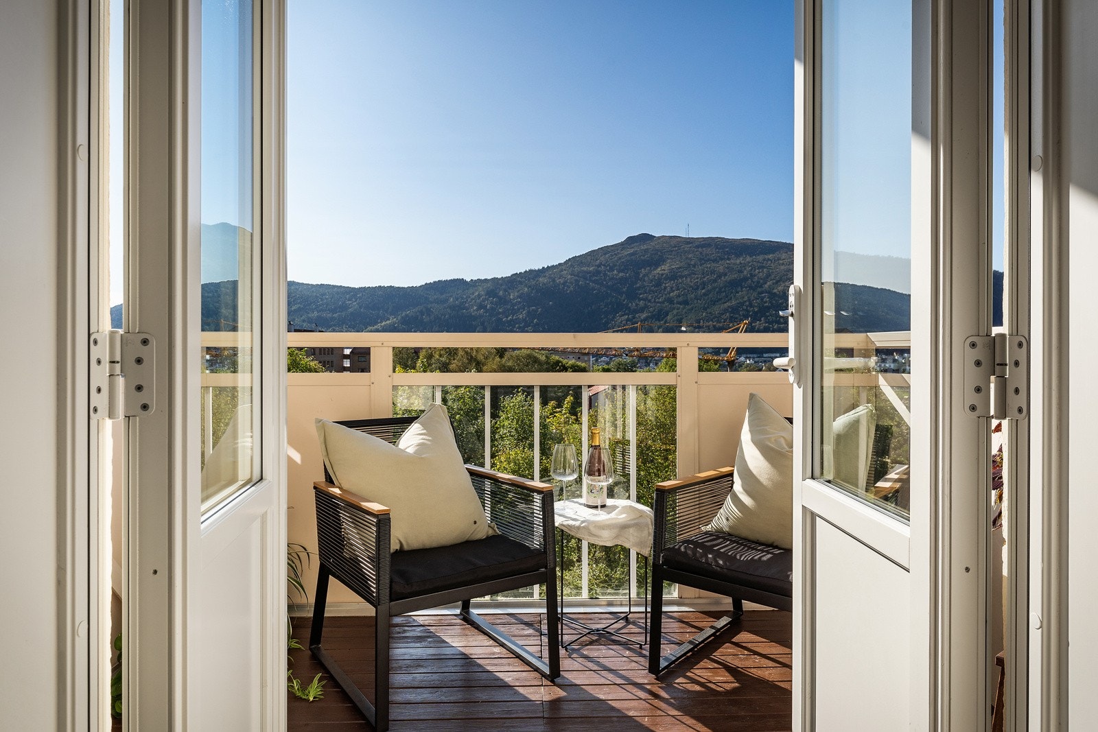 Fra stuen er det nydelige doble terrassedører ut mot en herlig balkong. Galleribilde