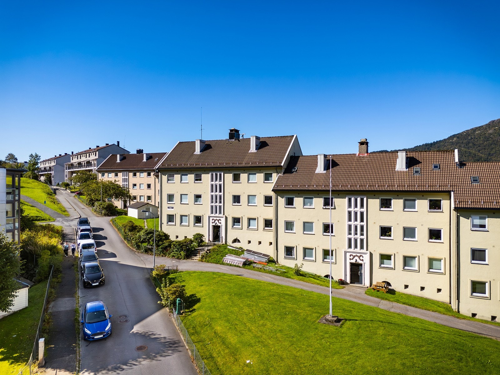 Fra leiligheten er det kort gangavstand til buss- og bybanestopp med hyppige avganger til byens øvrige bydeler. Galleribilde