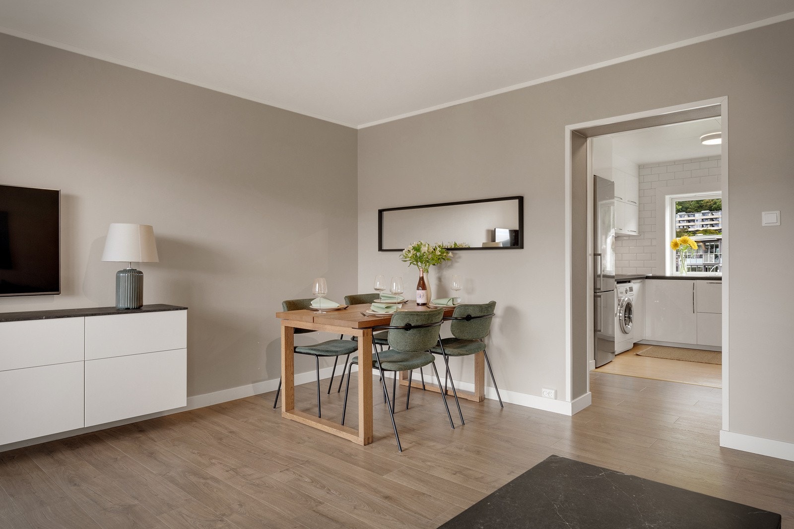 I 2023 ble det satt opp sponplater på vegger og nye lister som skaper et moderne preg i stuen. Galleribilde