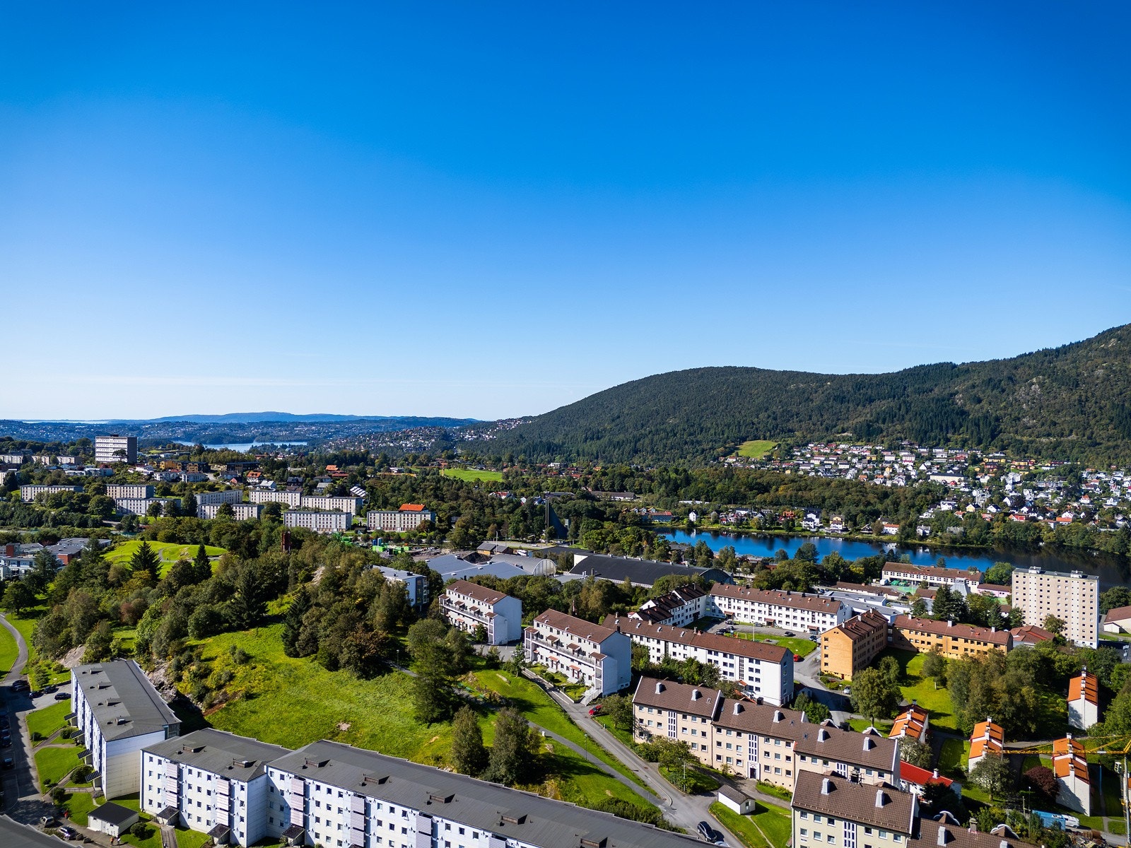 For turentusiaster er det flere flotte turmuligheter i nærområdet med blant annet Mannsverk park som byr på frodige grøntarealer og utsikt over Landås, samt fine Tveitevannet og Landåsfjellet. Galleribilde
